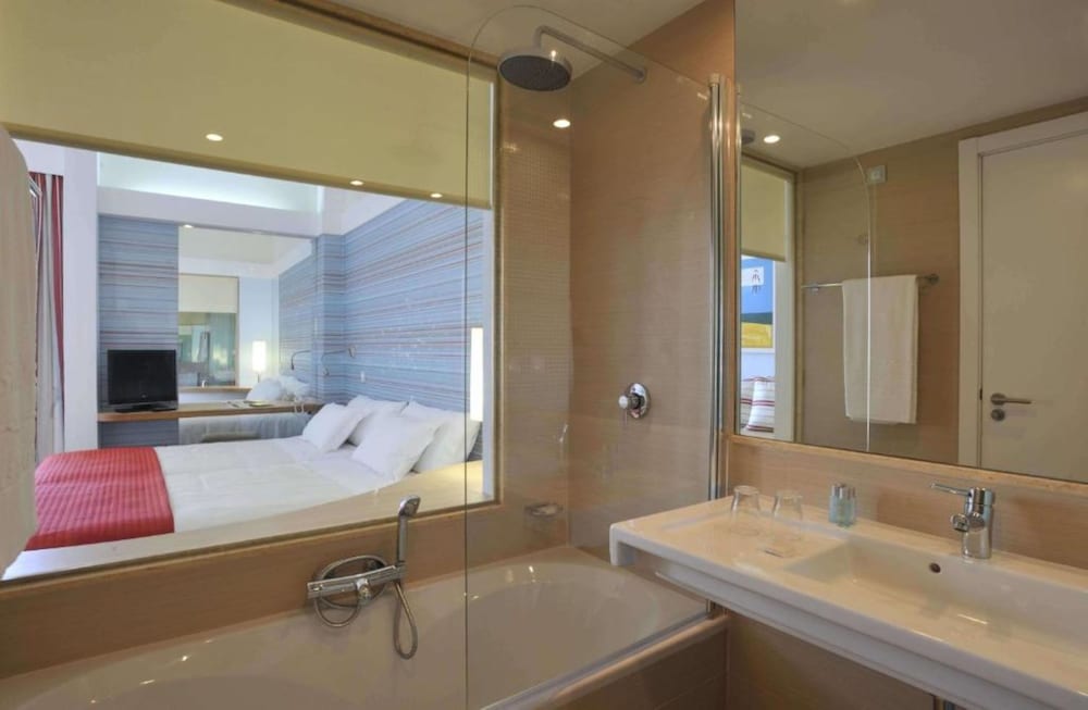 Deluxe Double or Twin Room, Sea View - Photo 11