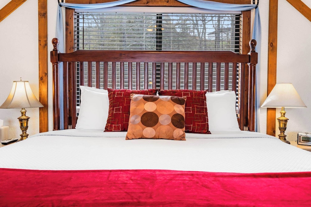 Cabin, 1 King Bed with Sofa bed, Balcony (Skipjack Cottage Branson) photo 2