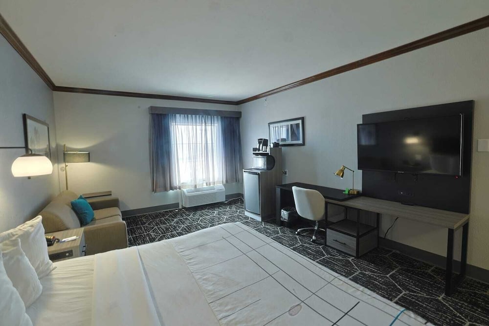 Room, 1 King Bed, Non Smoking - Photo 9