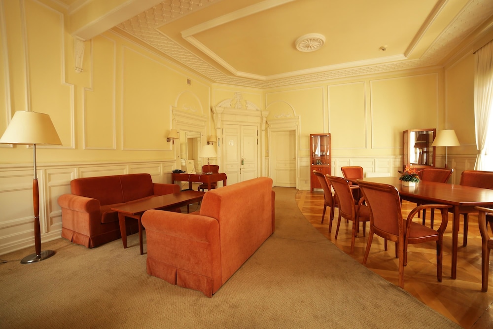 Deluxe Suite photo 2