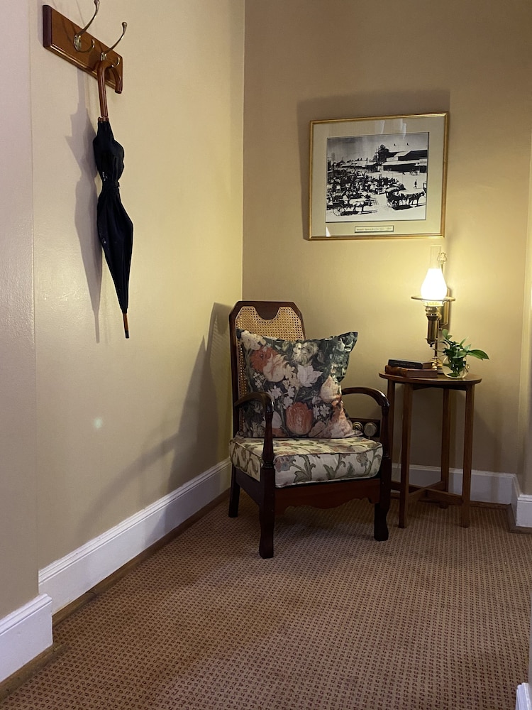 Executive Suite, 1 King Bed, Courtyard Area photo 3