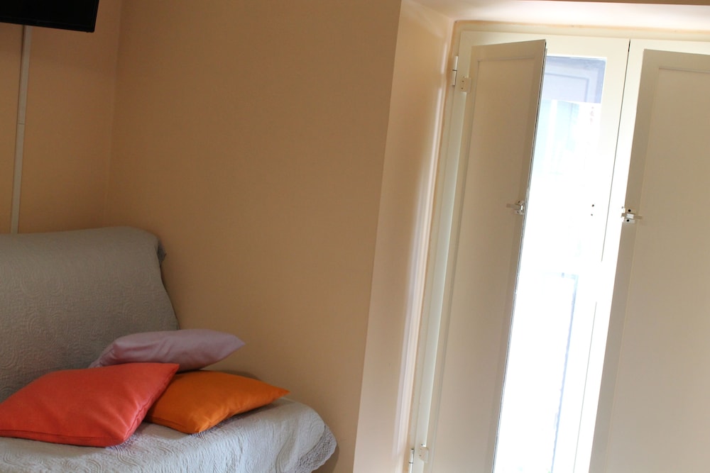 Comfort Double Room, 1 Bedroom, Shared Bathroom, Annex Building (Oplonti) photo 3