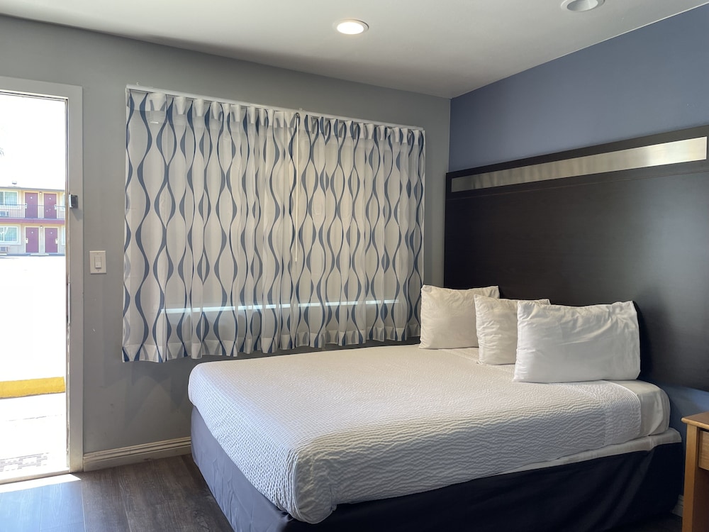 Standard Room, 1 King Bed, Non Smoking - Photo 2