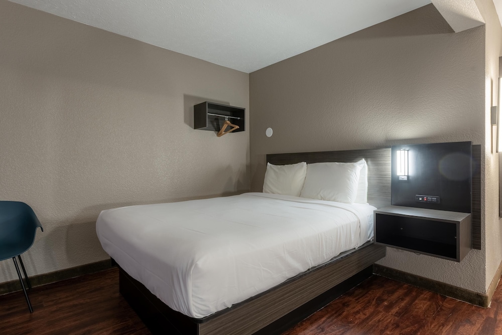 Deluxe Room, 1 Queen Bed, Non Smoking, Refrigerator & Microwave photo 3