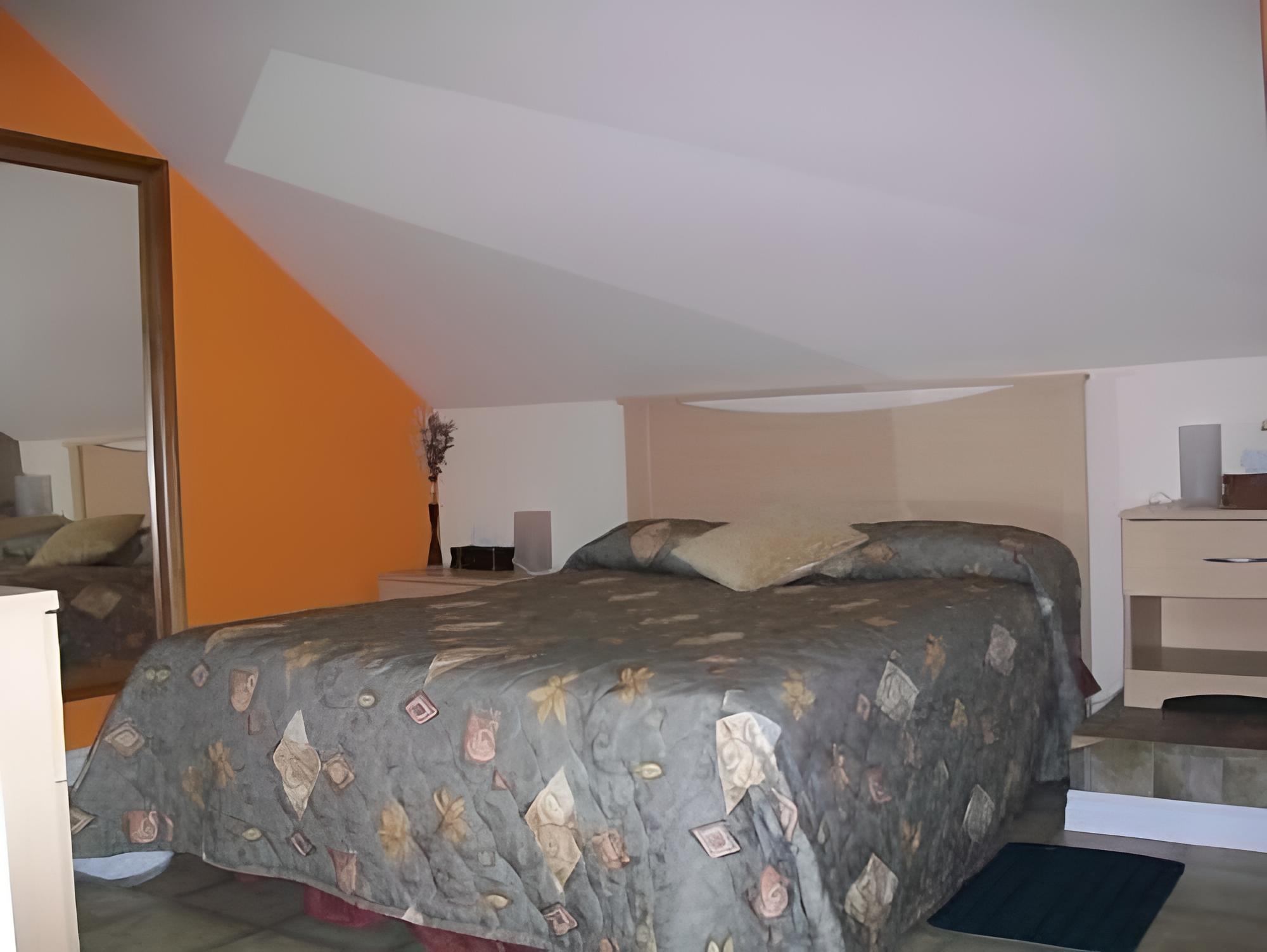 Room, 1 Queen Bed (L'Ombrine) photo 3