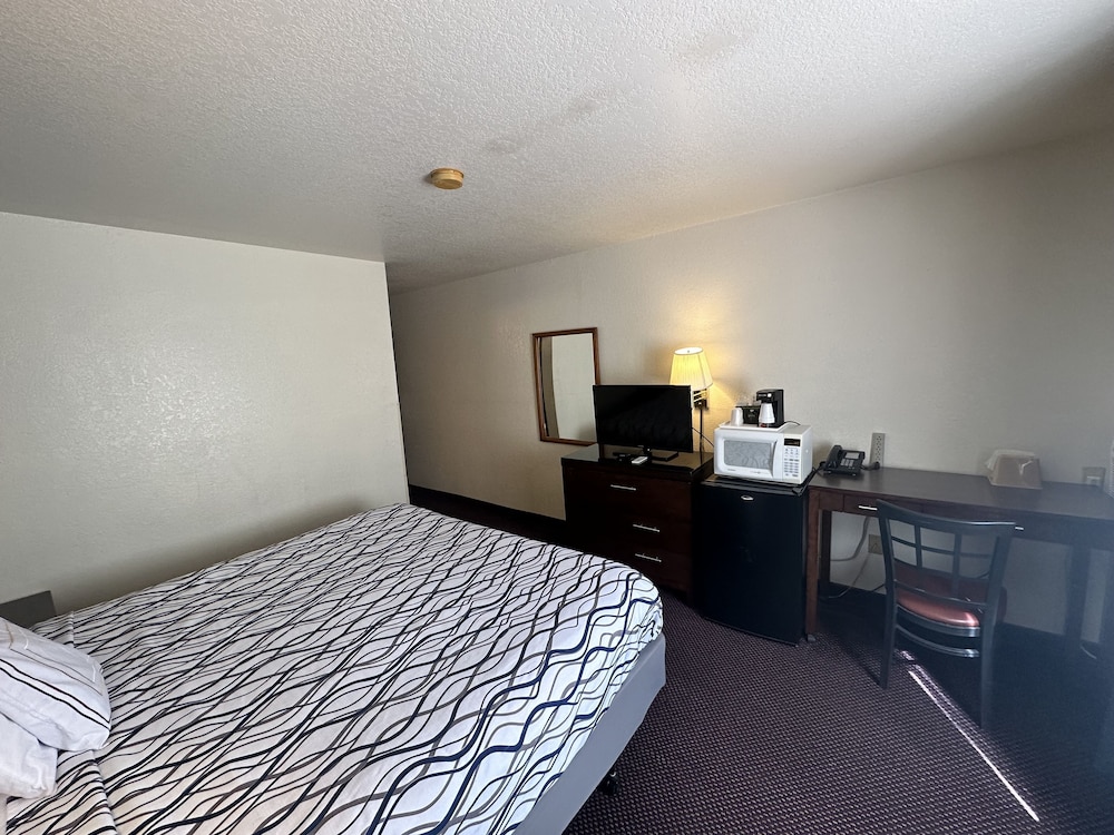 Economy Single Room, 1 King Bed, Non Smoking photo 3