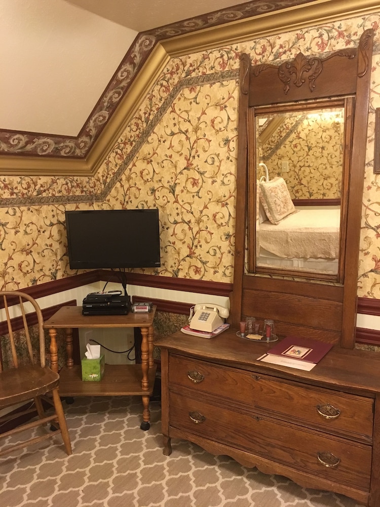 Family Room, Multiple Beds, Shared Bathroom, Mountain View