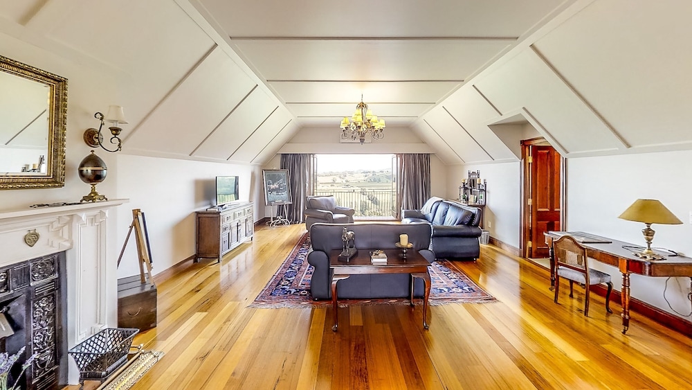 Sir Tristram Suite photo 1