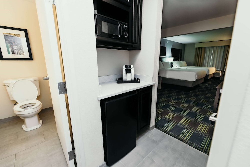 Suite, Multiple Beds, Non Smoking - Photo 5