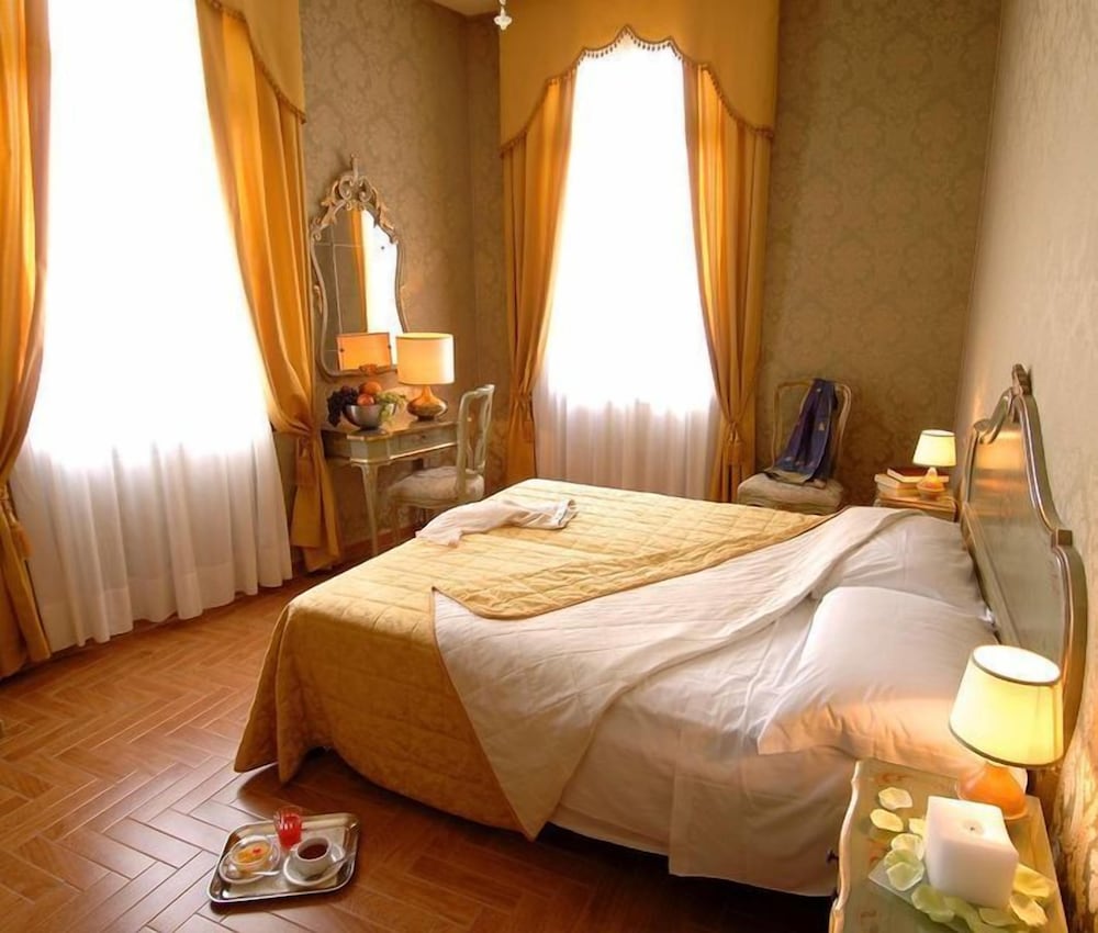 Standard Double or Twin Room, Canal View photo 2