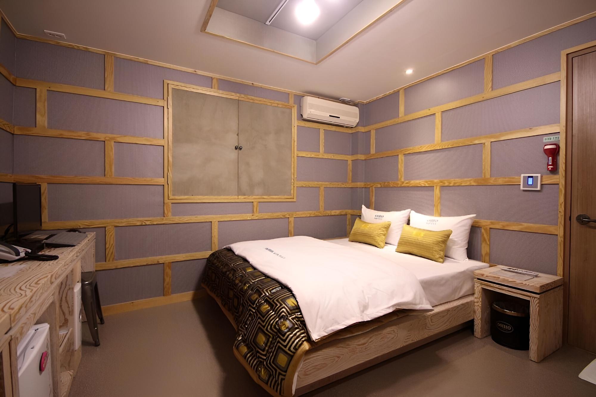 Room (Standard Room) - Photo 9