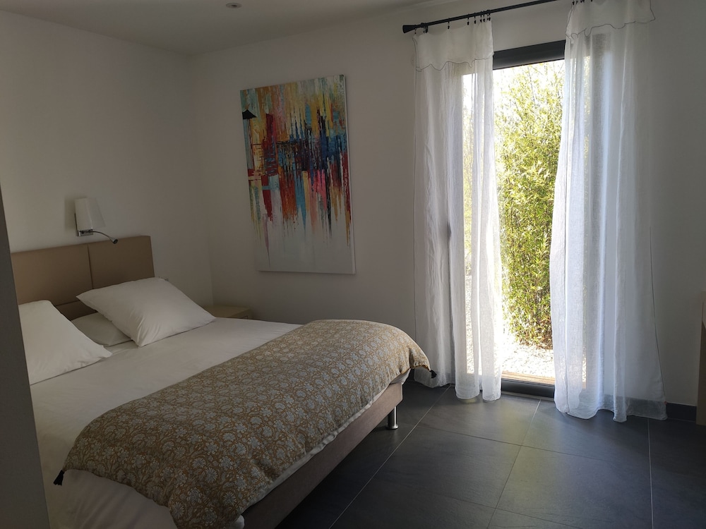 Deluxe Room, 1 Queen Bed, Non Smoking, Garden View photo 1