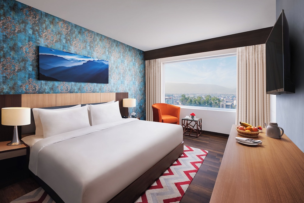 Deluxe Room, 1 King Bed (Airport View) - Photo 1
