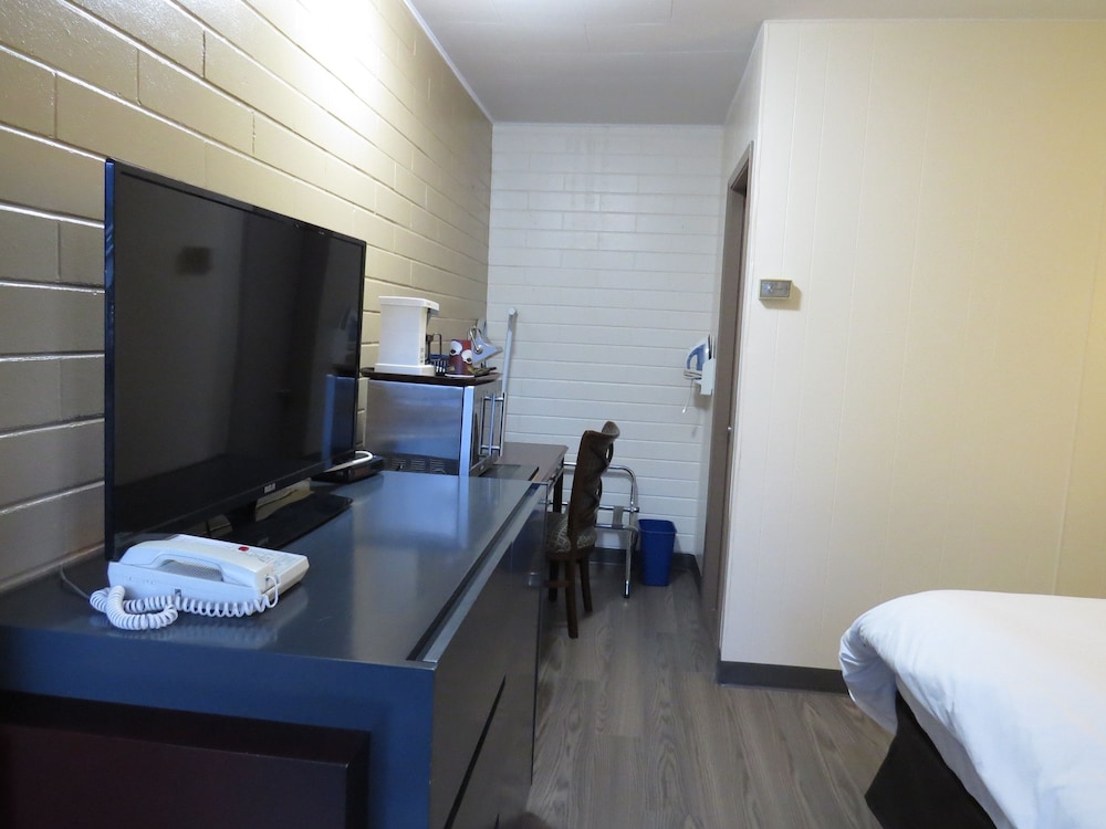 Standard Room, 1 Queen Bed photo 3