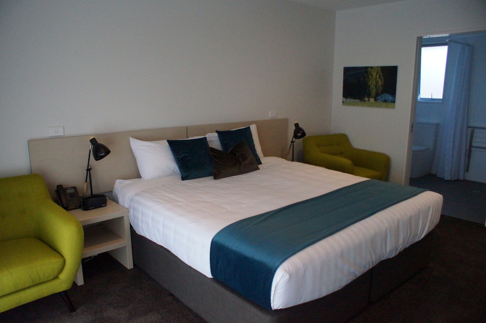 Deluxe Studio, 1 King Bed, Accessible photo 3