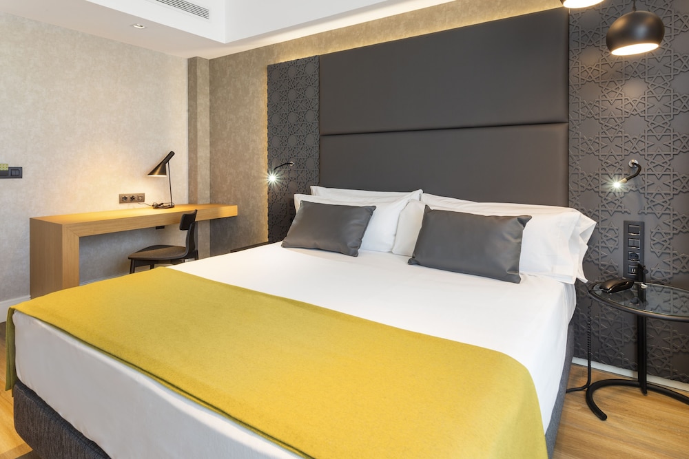 Premium Double or Twin Room, Terrace, City View - Photo 2