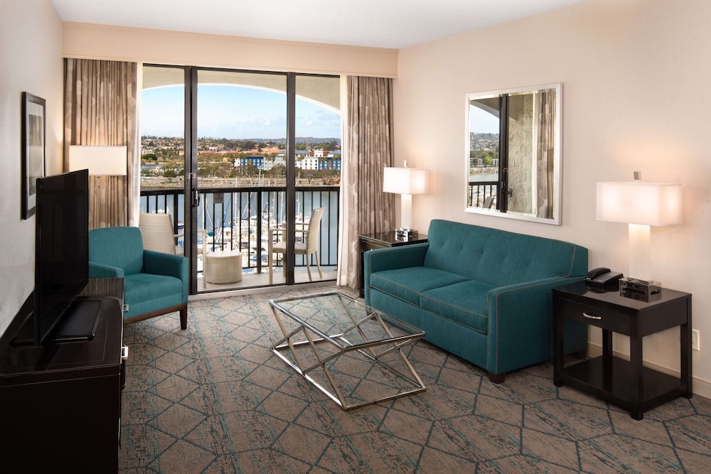Suite, 1 King Bed, Accessible (Roll-In Shower)