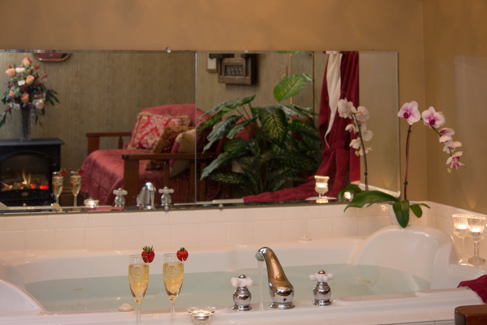 Honeymoon Double Room, 1 King Bed with Sofa bed, Fireplace, Garden View photo 3