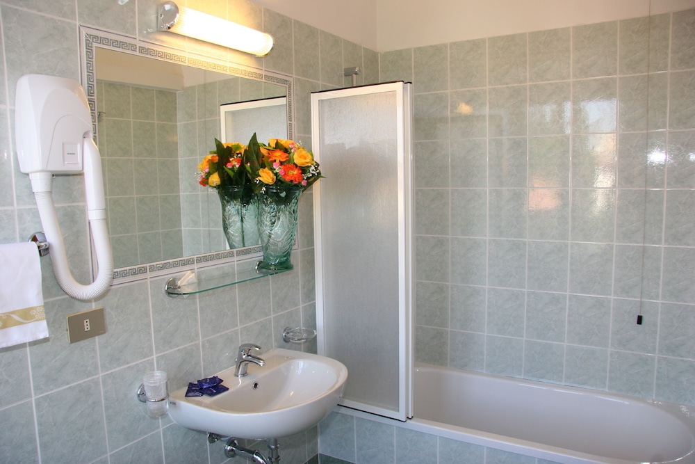 Single Room, Private Bathroom