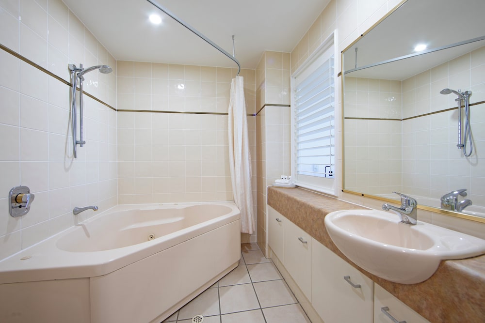 Deluxe Apartment, 1 Bedroom, Poolside photo 2