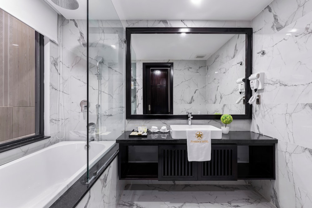 Deluxe Twin Room, Bathtub, City View - Photo 9