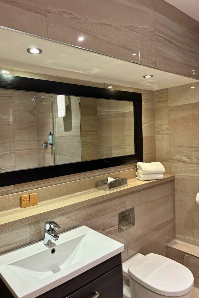 Deluxe Family Suite - 2 Double Beds & 1 Single Bed - Photo 10