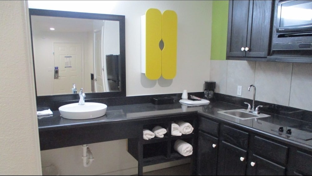 Deluxe Room, 2 Queen Beds, Non Smoking, Kitchenette - Photo 11