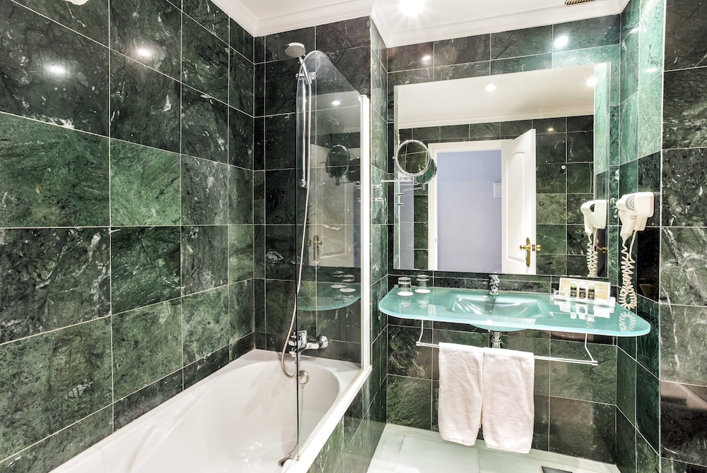 Standard Double or Twin Room - Photo 6