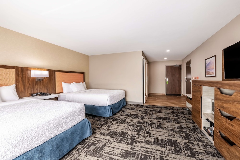 Room, 2 Queen Beds, Accessible, Bathtub - Photo 2