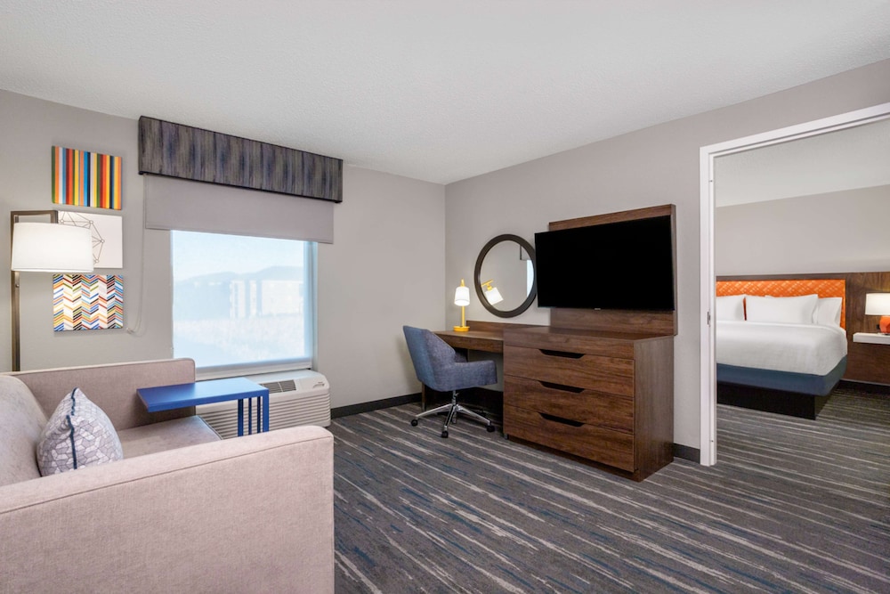 Suite, 1 King Bed - Photo 4