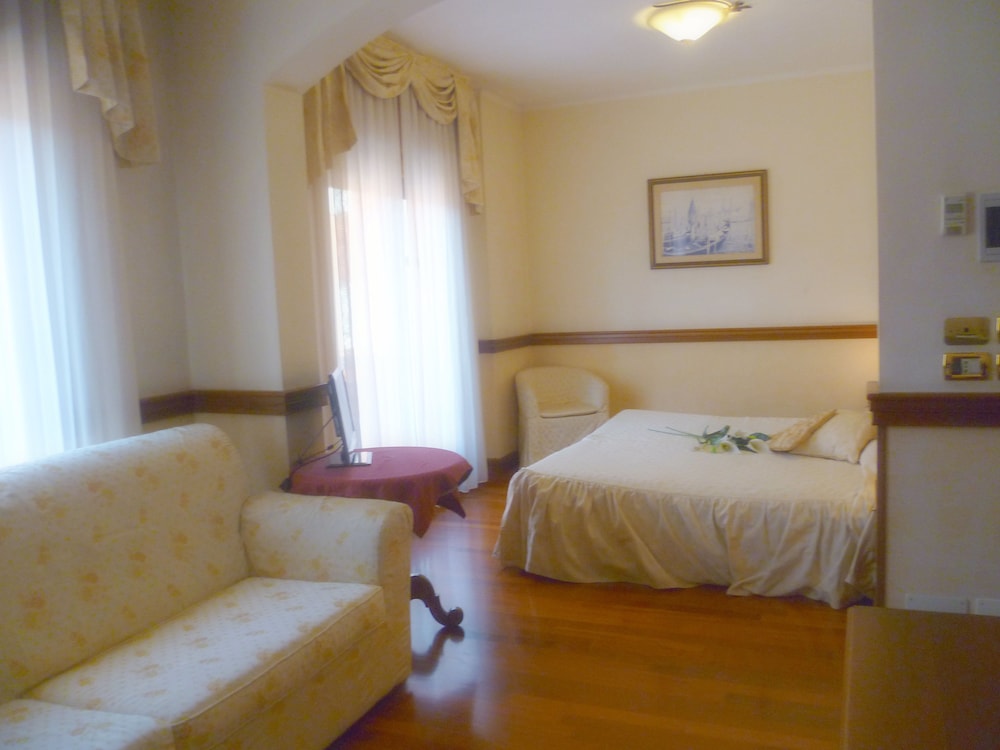 Executive Suite, 1 Bedroom, Non Smoking, City View photo 2