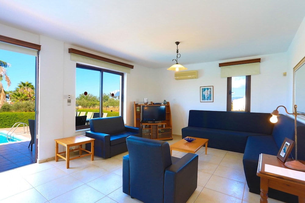 Villa, Smoking photo 1