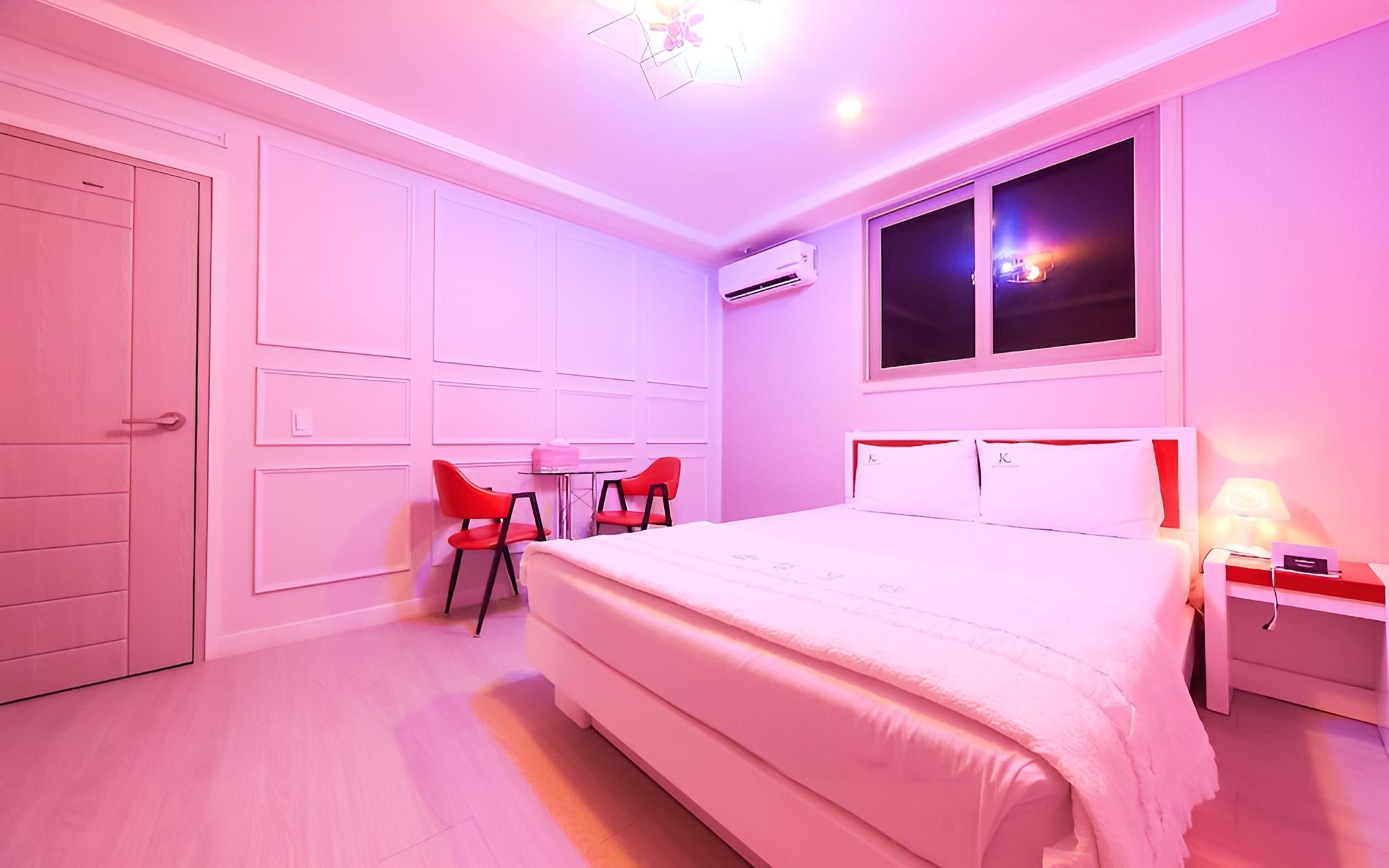 Room (Deluxe (Netflix/Ace mattress/hotel-st)