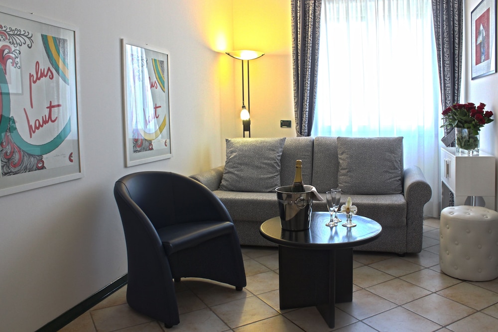 Standard Double or Twin Room - Photo 13