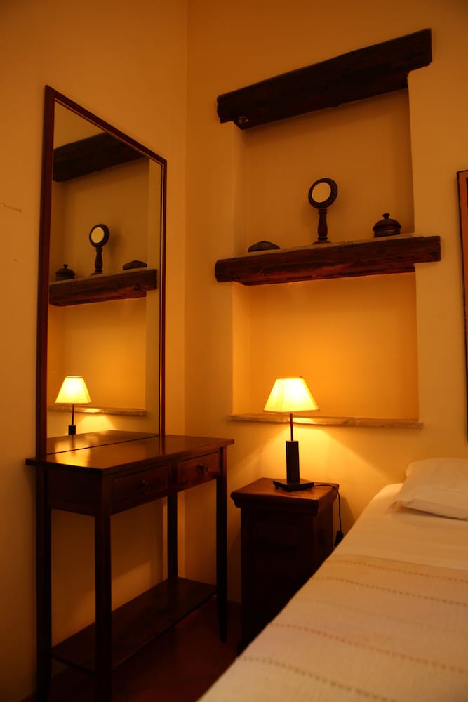 Luxury Suite with Private Bathroom - Photo 3