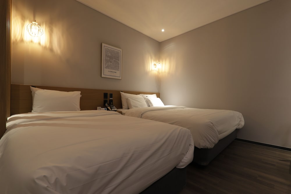Twin Room - Photo 3