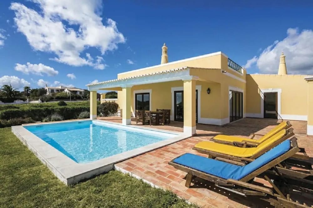 Villa - Photo 1