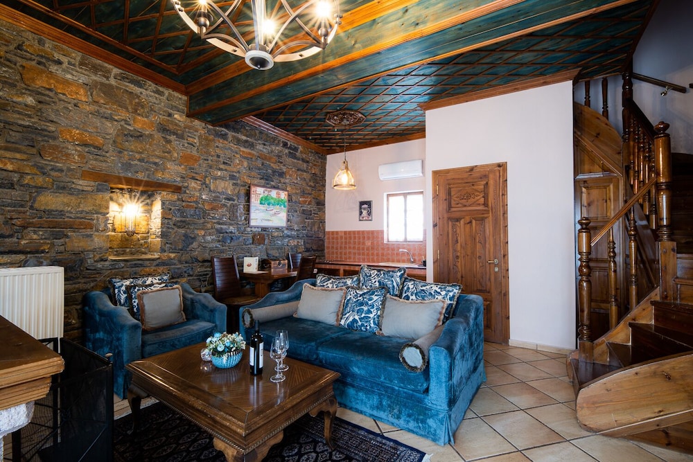 Deluxe Suite, Fireplace, Pool View