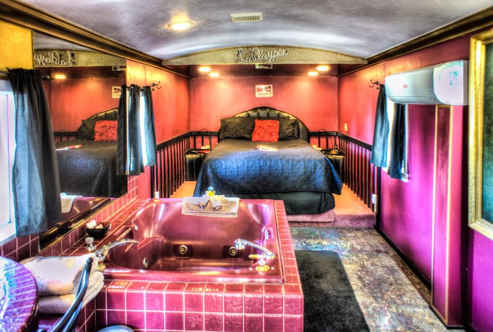 Signature Cabin, Private Bathroom (La Loose Caboose) photo 1