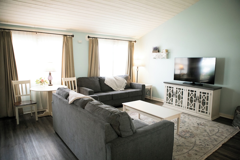 1 King Bed (Private Bedroom), 2 Queen Size Pullout Sofas