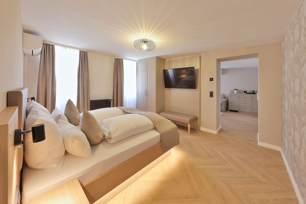 Superior Suite, 1 King Bed, Non Smoking, Refrigerator photo 1