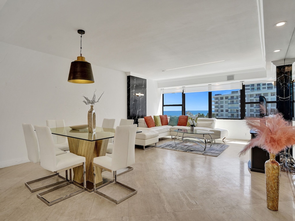 Spacious Ocean View Condo / 803