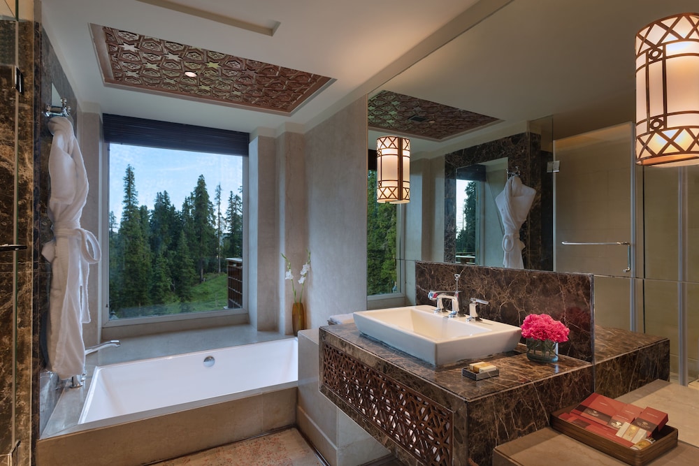 Luxury Balcony Room- Gulmarg View photo 3