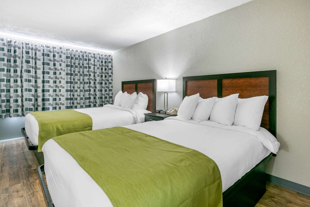 Standard Room, 2 Queen Beds, Non Smoking - Photo 2