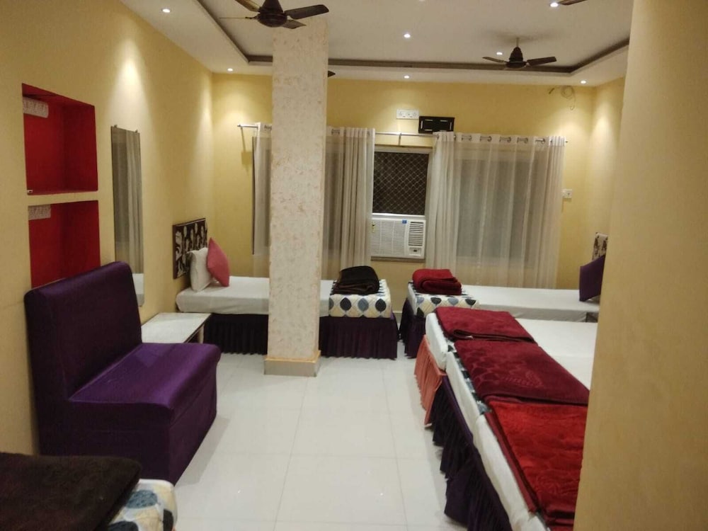 Family Room, 6 Bedrooms - Photo 1