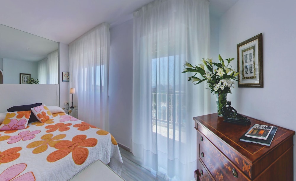 Suite, 2 Bedrooms (2 Adults + 1 Child) - Photo 7