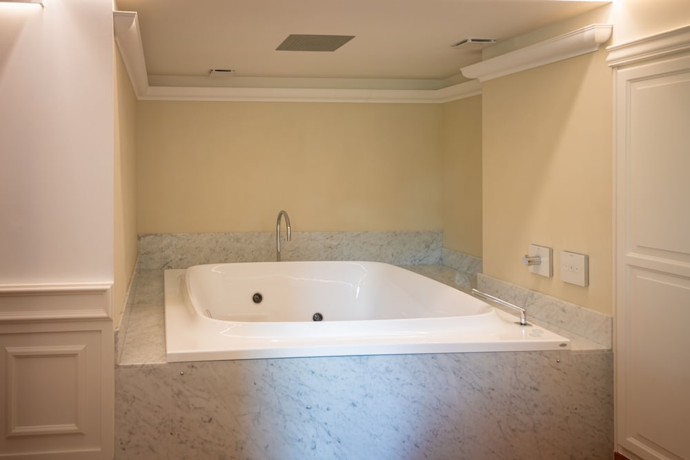 Suite, Jetted Tub photo 3