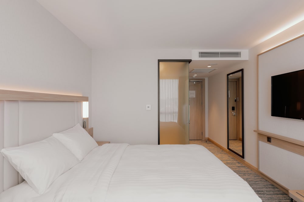 Standard Room, 1 Queen Bed, City View - Photo 3