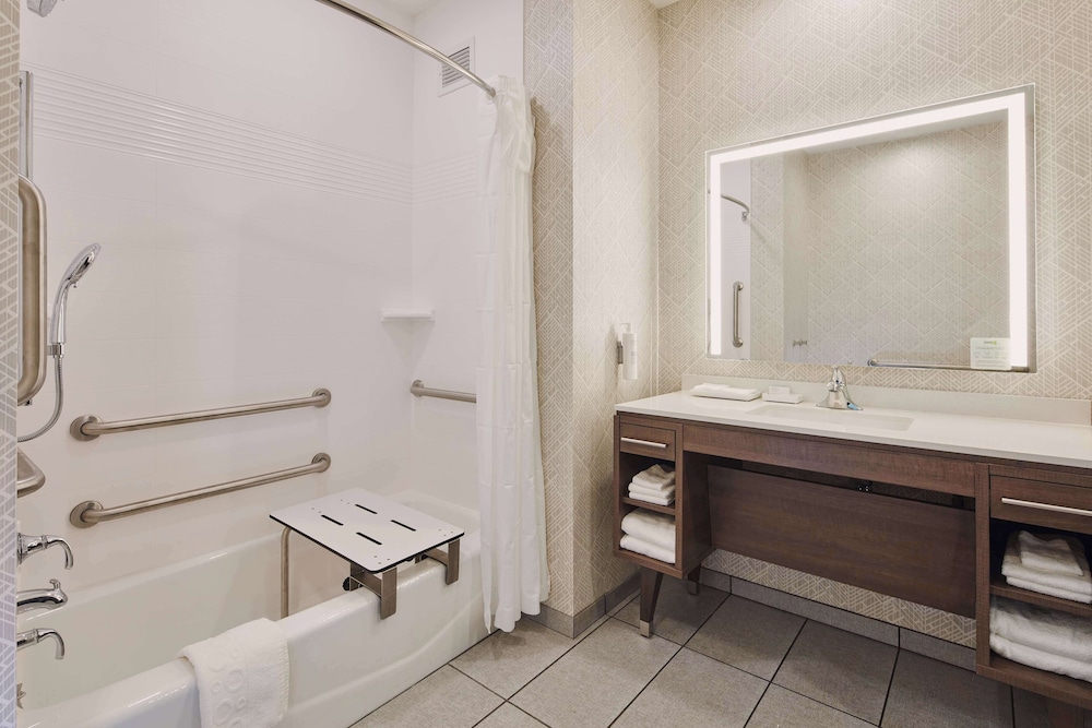 Studio Suite, 1 King Bed, Accessible, Bathtub - Photo 10