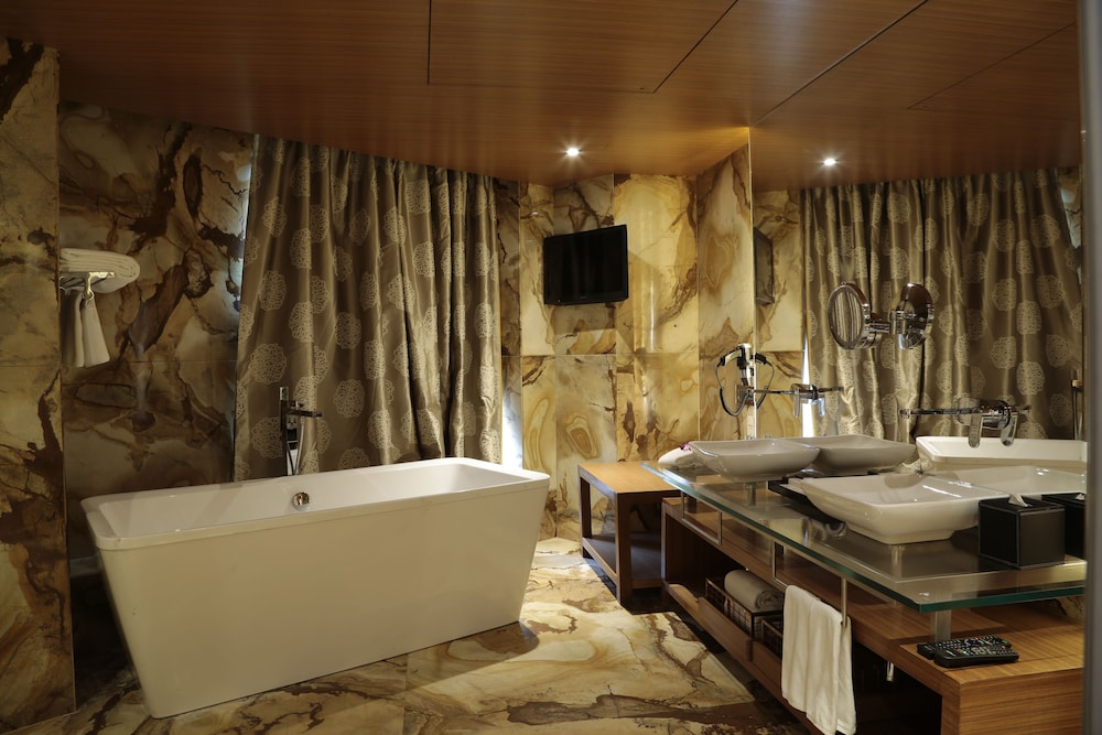 Neptune City View Suite with Bath Tub - King Bed photo 2